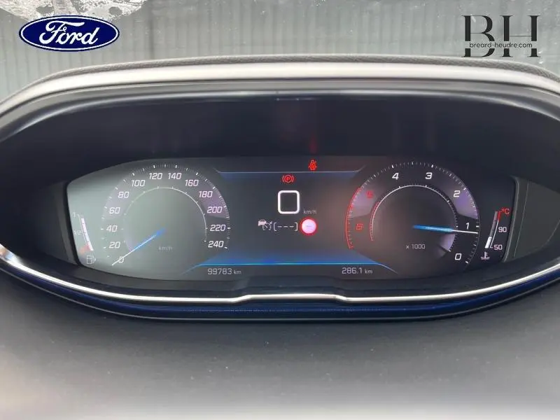 Vue rapprochée du tableau de bord numérique du Peugeot 5008 1.5 BlueHDi noir, affichant la vitesse à 0 km/h.
