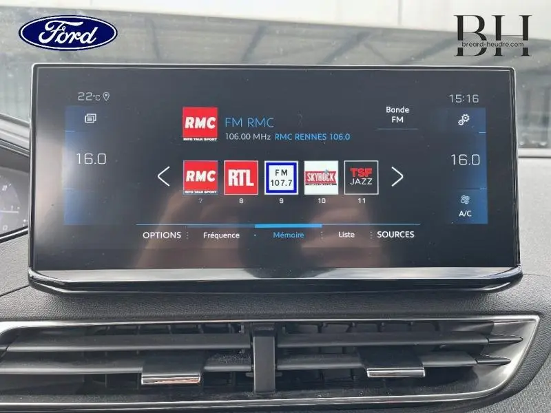 Écran tactile central du Peugeot 5008 2021 affichant les stations radio FM, avec interface moderne et commandes climatisation visibles.