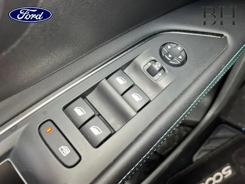 Panneau de commandes des vitres côté conducteur en cuir noir avec surpiqûres bleues, intérieur Peugeot 5008 noir Perla Nera.