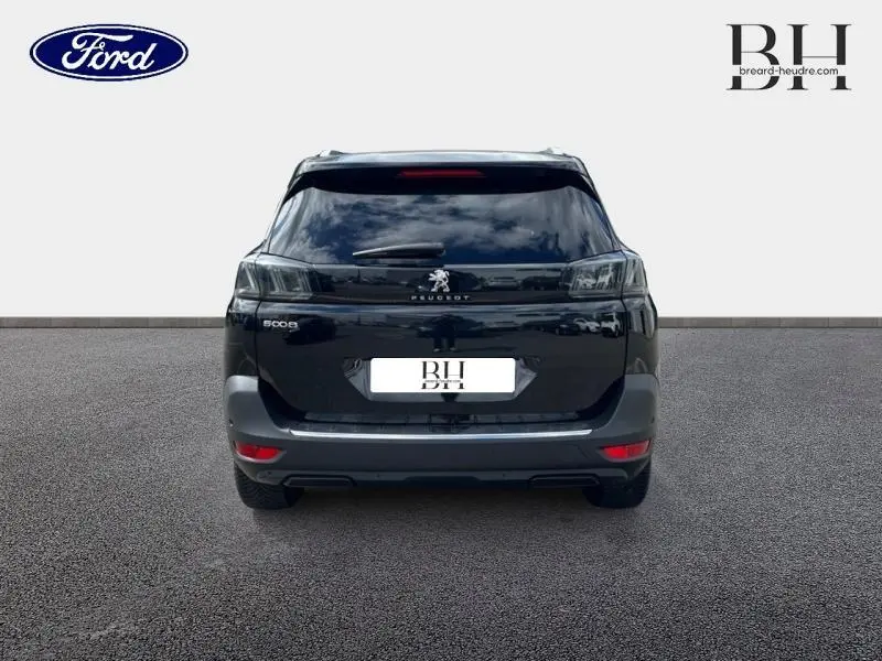 Vue arrière d'un Peugeot 5008 noir Perla Nera avec hayon motorisé et feux arrière LED.