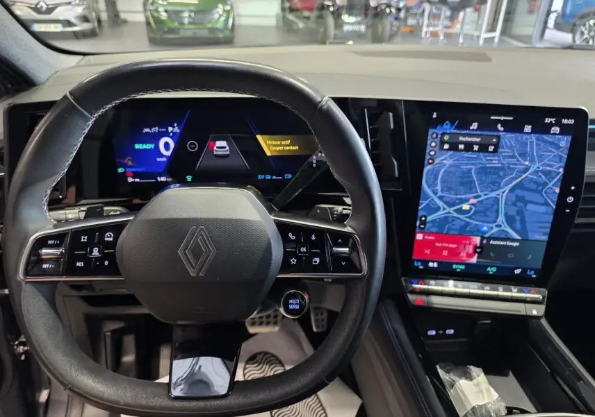 Vue intérieure centrée sur le volant et tableau de bord numérique du Renault Austral 2024, finition Techno Esprit Alpine.