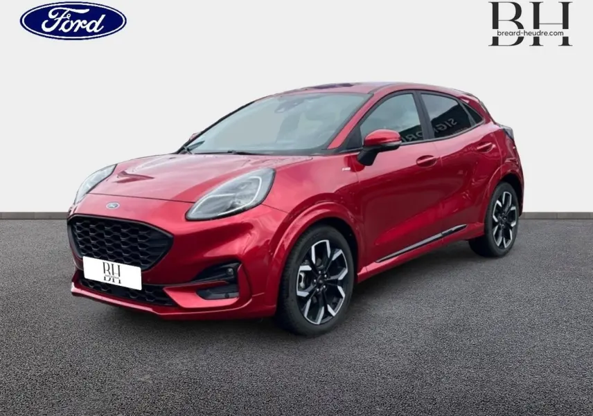 Ford Puma 1.0 EcoBoost rouge Premium Lucid en vue 3/4 avant droit, avec jantes alliage et calandre noire distinctive.