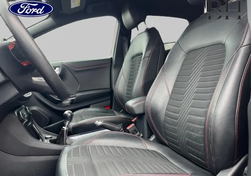 Intérieur Ford Puma 2020 vu côté droit, sièges sport en cuir noir avec surpiqûres rouges et levier de vitesse manuel.
