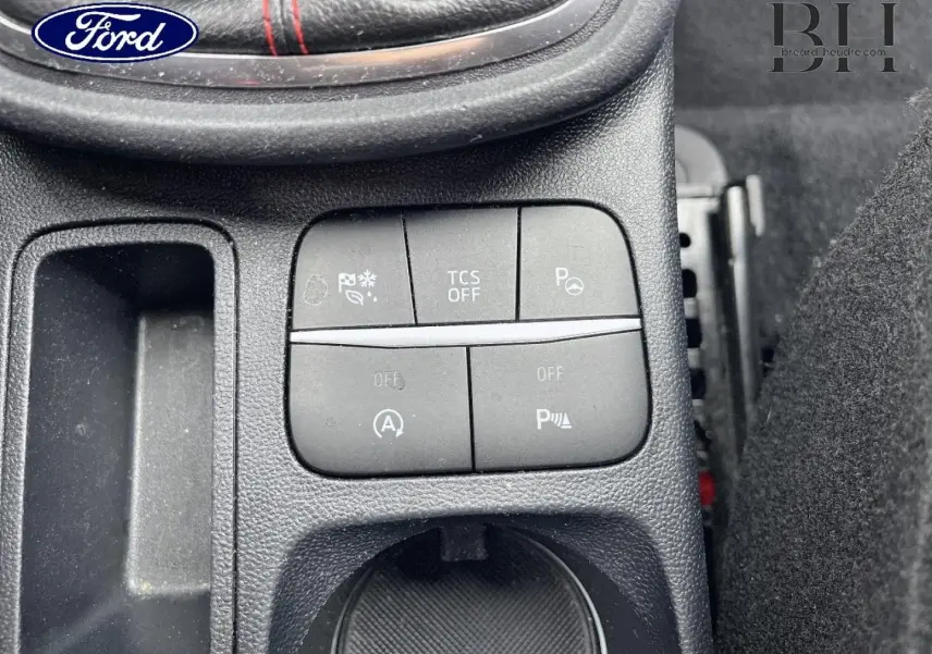 Gros plan sur les boutons de commande du système d’aide à la conduite dans l’habitacle du Ford Puma 2020.