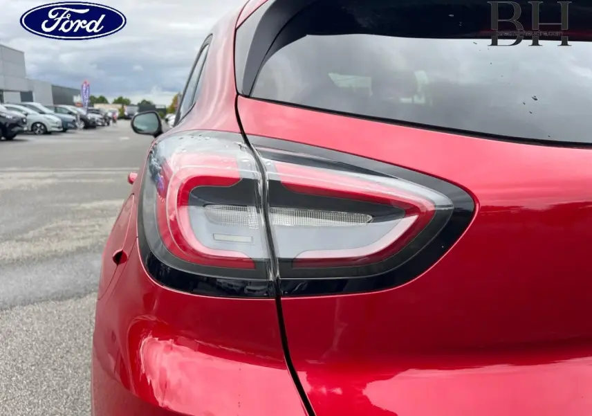 Gros plan sur le feu arrière gauche d'un Ford Puma 2020 en Premium Rouge Lucid avec lunette arrière surteintée.