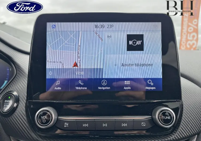 Écran tactile central du Ford Puma 2020 affichant la navigation, entouré de commandes audio et finition noire texturée.