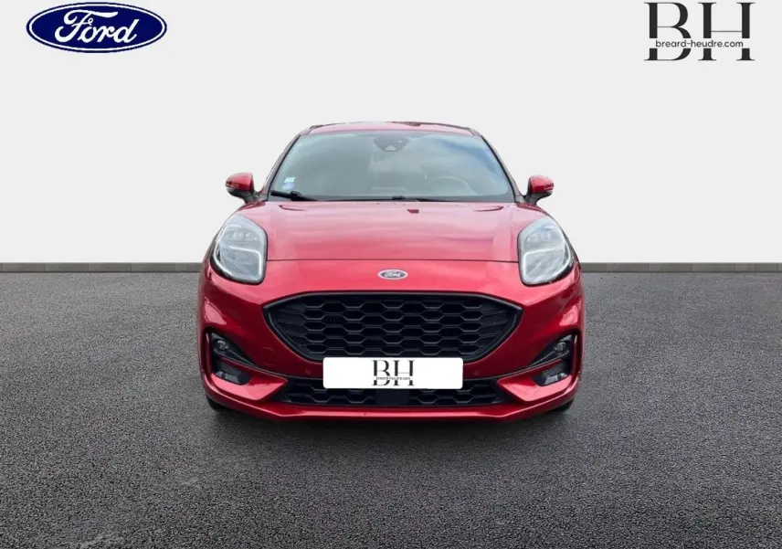 Vue frontale d'une Ford Puma 2020 rouge Premium Lucid avec calandre noire et phares LED distinctifs.