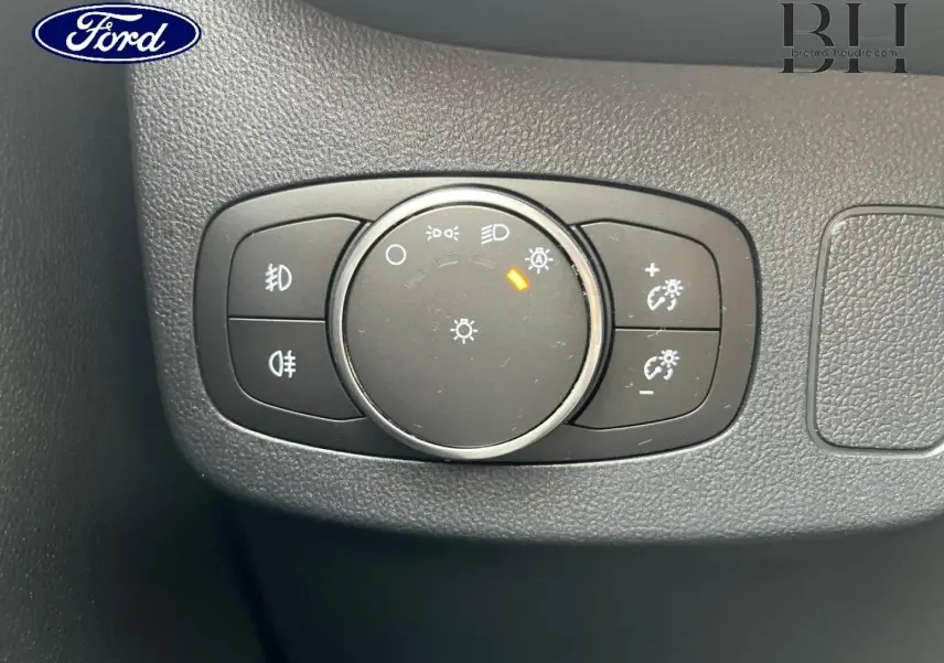 Gros plan sur la molette de commande des phares dans l’habitacle du Ford Puma 2020, finition ST-Line X.