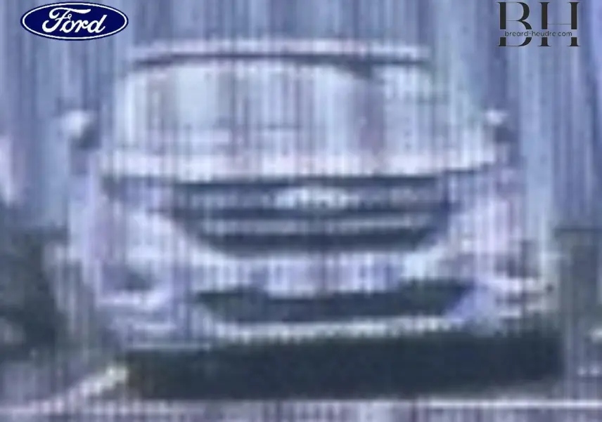 Vue avant d'une Ford Puma 1.0 EcoBoost rouge Premium, avec calandre et phares LED visibles en milieu urbain.