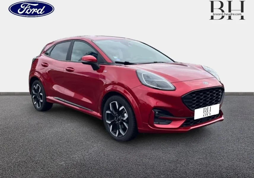 Ford Puma 1.0 EcoBoost rouge Premium Lucid en 3/4 avant droit, avec jantes alu noires et calandre noire distinctive.