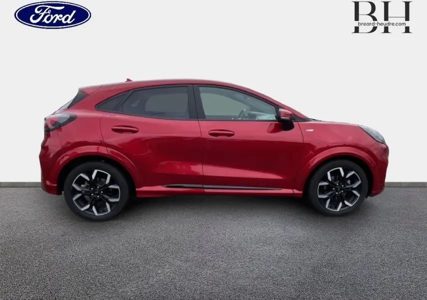 Ford Puma 1.0 EcoBoost rouge Premium Lucid en profil droit, avec jantes alliage noires et vitres surteintées.