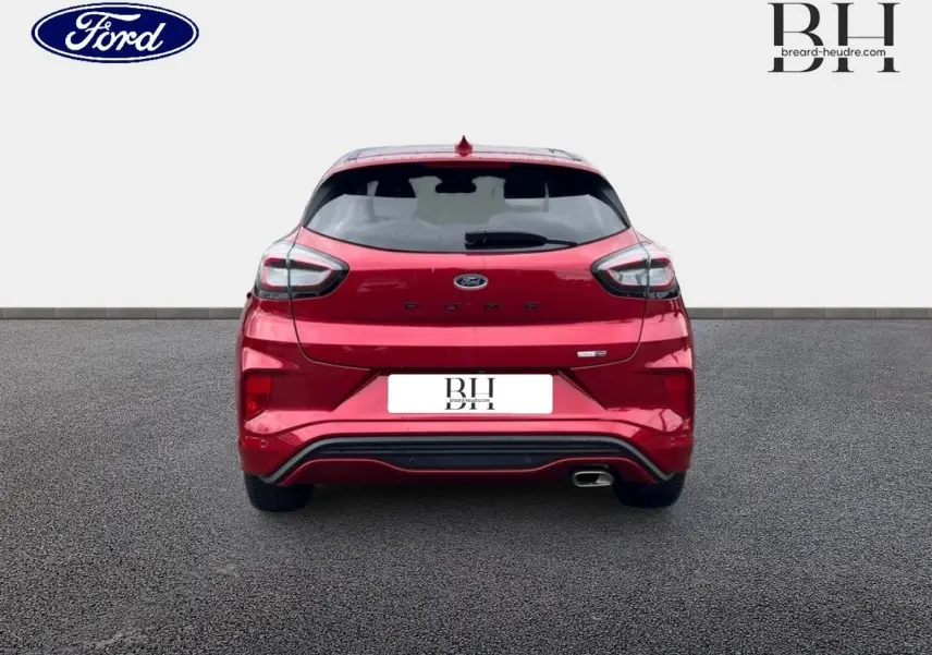 Vue arrière du Ford Puma 1.0 EcoBoost rouge Premium avec feux LED et sortie d’échappement chromée visible.