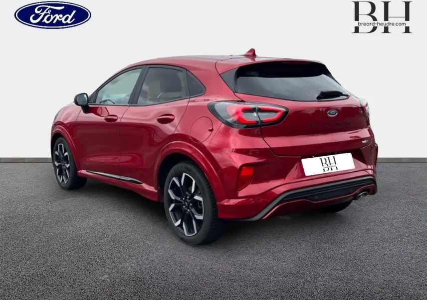 Vue 3/4 arrière droite du Ford Puma 2020 en rouge Premium Lucid avec jantes alu noires et vitres arrière surteintées.