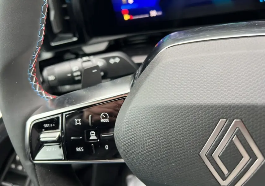 Gros plan sur le volant du Renault Austral E-Tech 200 Esprit Alpine Plus 2025, cuir noir avec surpiqûres tricolores.