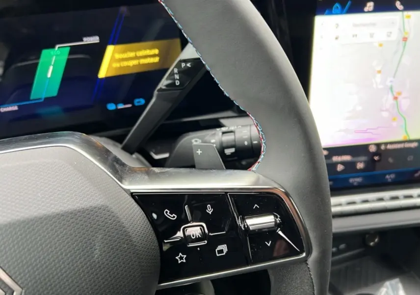 Gros plan sur la partie gauche du volant du Renault Austral E-Tech 200 Esprit Alpine Plus 2025, avec coutures tricolores.