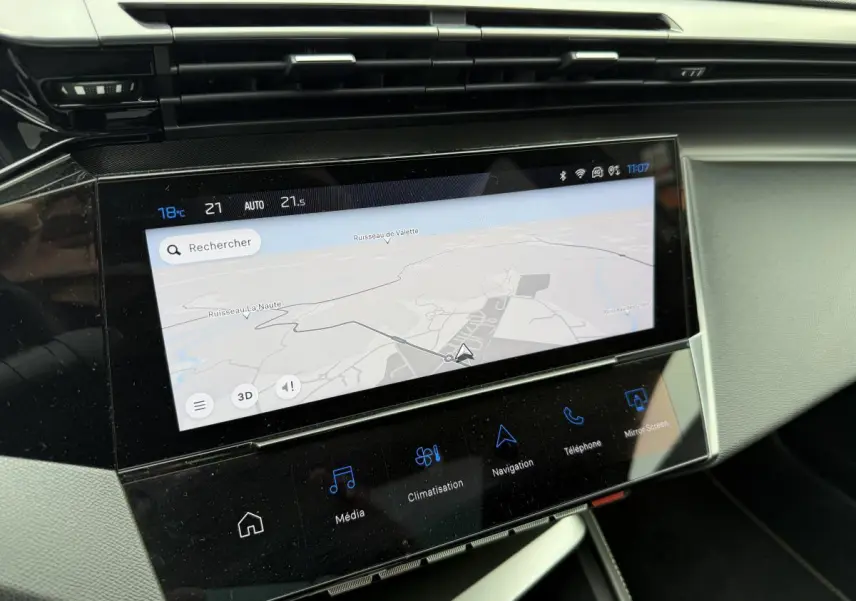 Écran tactile central 10 pouces du tableau de bord de la Peugeot 408 blanche, affichant la navigation GPS.