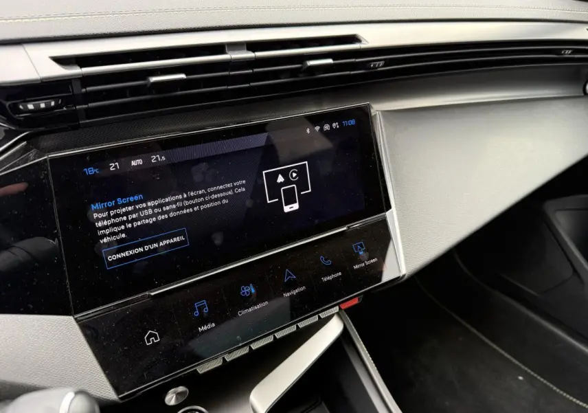 Vue rapprochée de la console centrale et écran tactile 10'' du Peugeot 408 blanc avec finitions gris clair et noir brillant