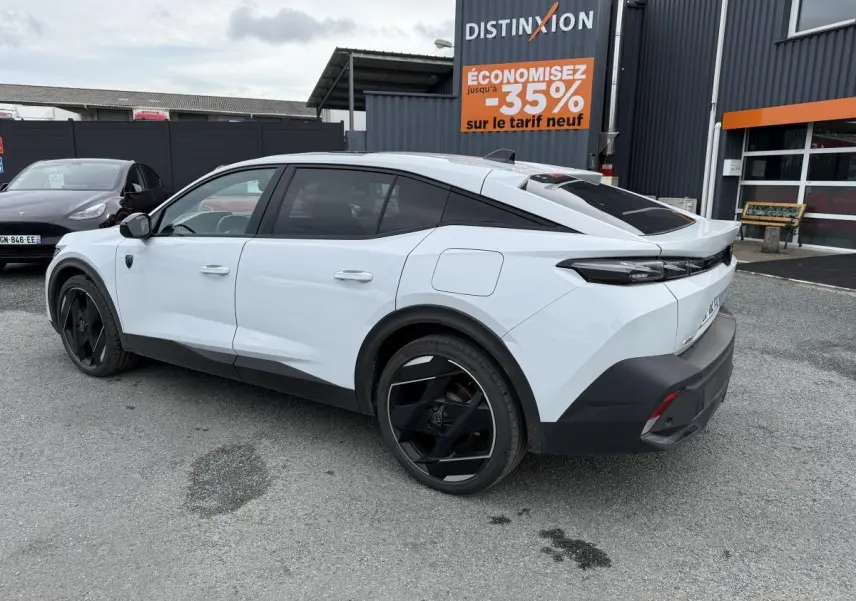 Peugeot 408 blanche vue de trois quarts arrière droit, avec jantes noires et toit noir Mistral.