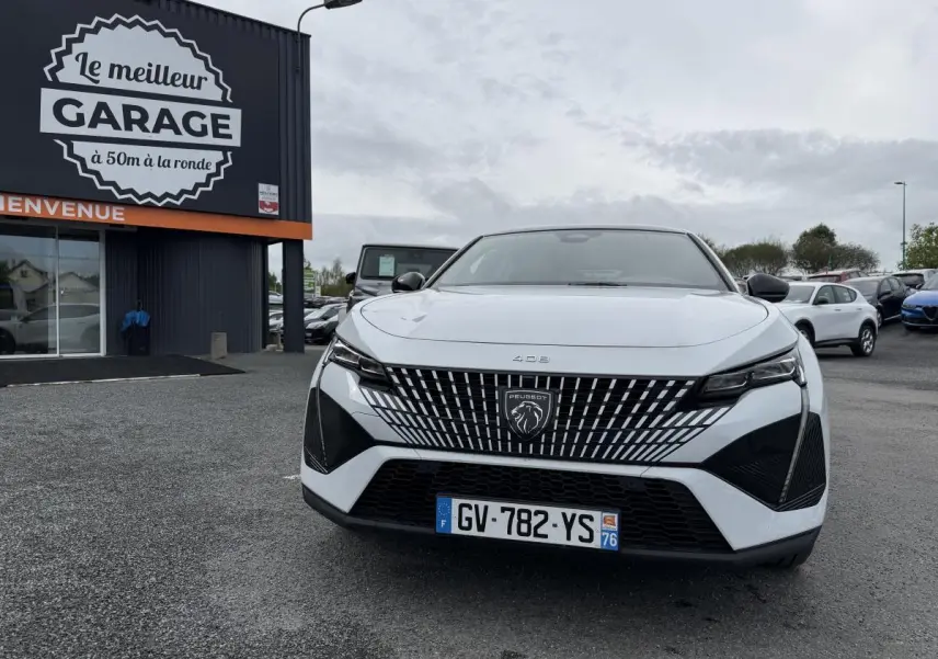 Vue de face d'une Peugeot 408 blanche avec calandre noire à motifs verticaux et logo lion central.