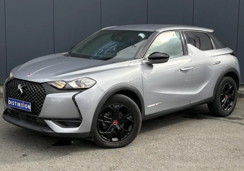 DS3 Crossback gris Artense en 3/4 avant droit, avec jantes noires et calandre distinctive DS Performance Line.