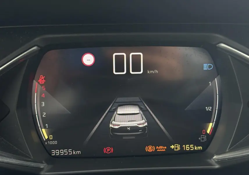 Tableau de bord numérique du DS3 Crossback 2021 affichant la vitesse, le régime moteur et l'autonomie restante.