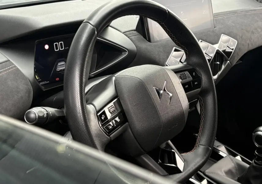 Vue rapprochée du volant en cuir multifonction et du combiné numérique du DS3 Crossback gris Artense, intérieur moderne.