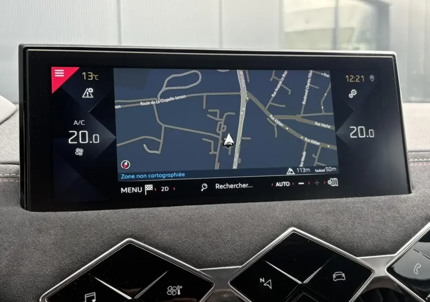 Écran tactile central du tableau de bord du DS3 Crossback 1.5 BlueHDI, affichant la navigation GPS en mode jour.