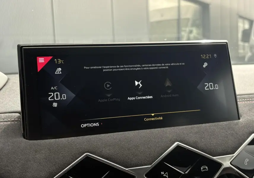 Écran tactile central du DS3 Crossback 2021 affichant les options Apple CarPlay et Android Auto, avec finition intérieure noire.