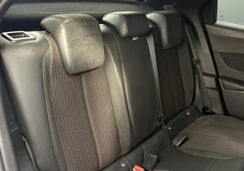 Vue intérieure des sièges arrière en cuir et tissu noir avec surpiqûres rouges du DS3 Crossback 2021.