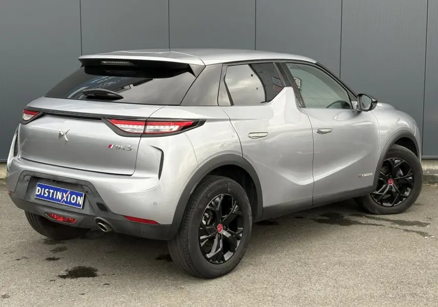 DS3 Crossback gris Artense vu en 3/4 arrière droit, avec jantes alliage noires et feux arrière LED distinctifs.