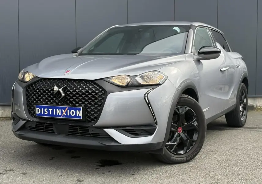 DS3 Crossback gris Artense en 3/4 avant droit, avec calandre noire et jantes alliage noires distinctives.