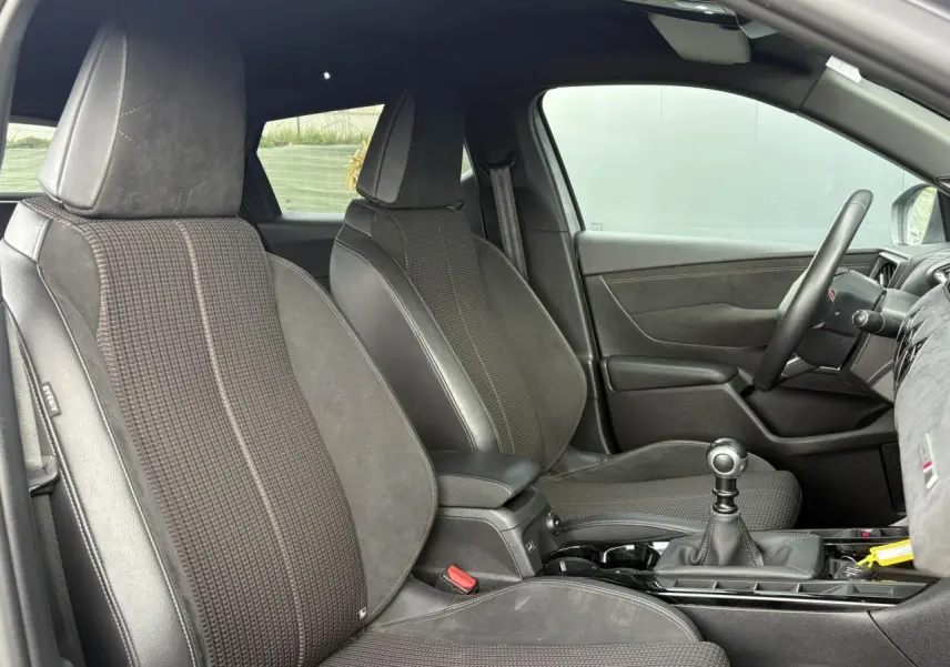 Vue intérieure côté droit du DS3 Crossback 2021, sièges en tissu et cuir noir avec surpiqûres contrastantes.