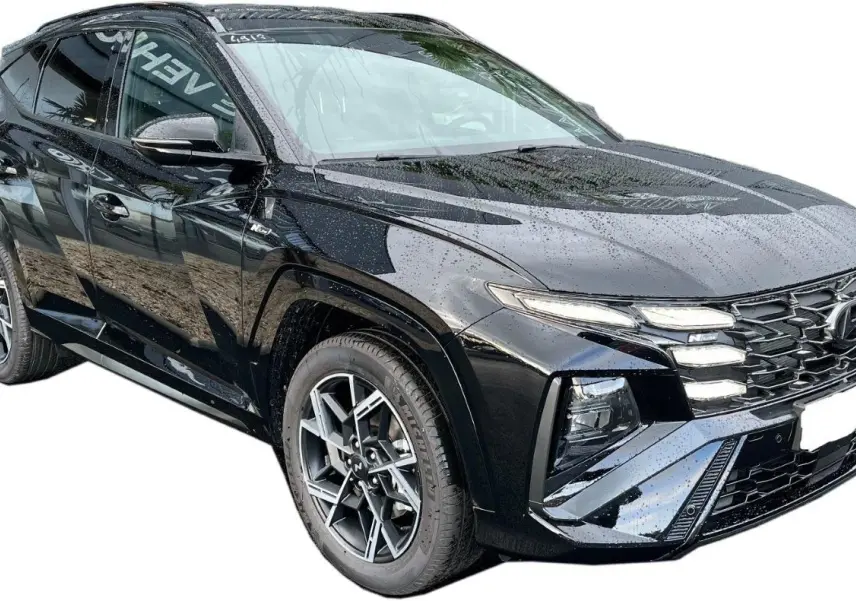 Vue 3/4 avant du Hyundai Tucson 2025 hybride N-Line Creative en noir abyss, avec calandre et jantes distinctives.