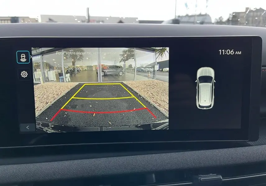 Vue caméra de recul du Hyundai Tucson 2025 en Abyss Black, affichant les lignes de guidage colorées sur l'écran intérieur.