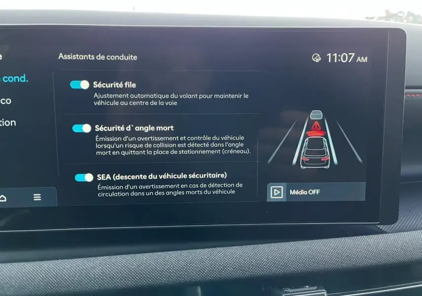 Écran central du Hyundai Tucson 2025 affichant les assistants de conduite avec alertes de sécurité et interface moderne.