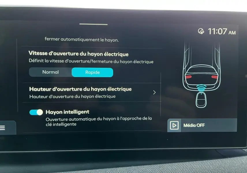 Écran tactile intérieur montrant les réglages du hayon électrique du Hyundai Tucson 2025 en vue frontale.