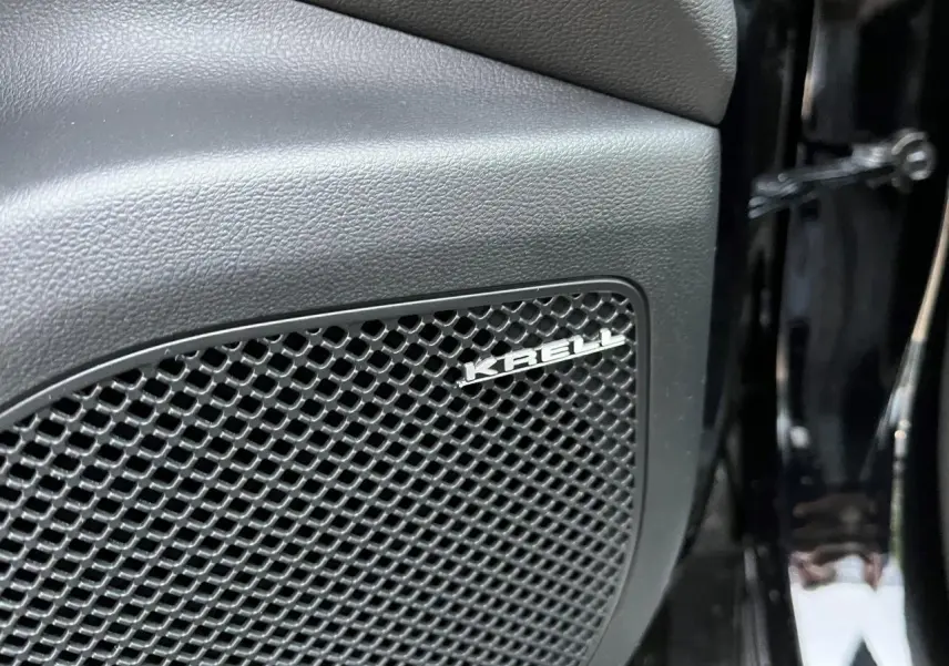 Gros plan sur le haut-parleur Krell intégré dans la porte intérieure noire du Hyundai Tucson 2025 Abyss Black.