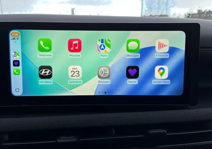Écran tactile intérieur du Hyundai Tucson 2025 affichant les applications connectées, vue frontale rapprochée.