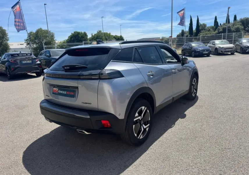 Peugeot 2008 Hybrid gris vue 3/4 arrière droit, jantes alliage 17 pouces et toit noir contrasté.