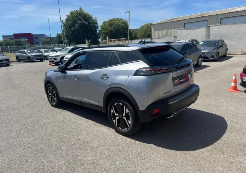 Peugeot 2008 Hybrid 145 gris vue 3/4 arrière droit, jantes alliage 17 pouces et toit noir contrasté.