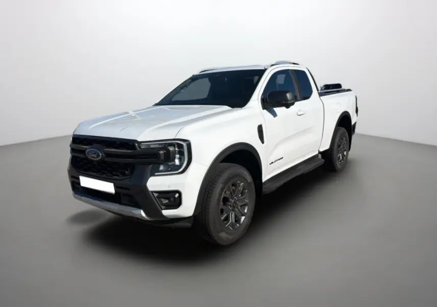Vue 3/4 avant d’un Ford Ranger Wildtrak blanc pur avec arceau sport et barres de toit, sur fond neutre.