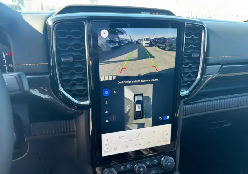 Vue intérieure centrée sur l'écran tactile du Ford Ranger Wildtrak 2025 montrant la caméra 360 et l'aide au stationnement.