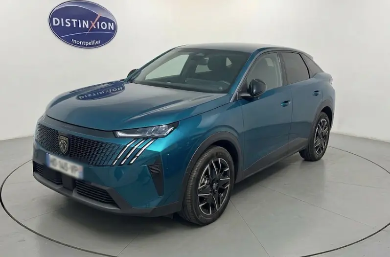 Peugeot 3008 Hybrid bleu en 3/4 avant droit, avec calandre distinctive et jantes noires, sur fond blanc en studio.