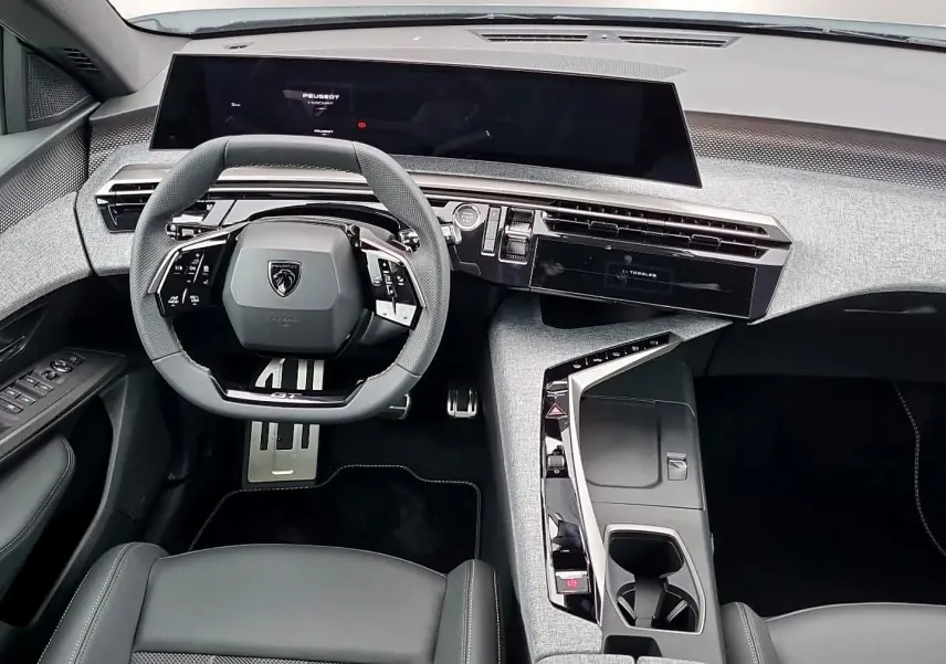 Vue intérieure avant du Peugeot 3008 1.2 hybrid 145 GT e-DCS6, volant cuir et tableau de bord moderne gris clair.