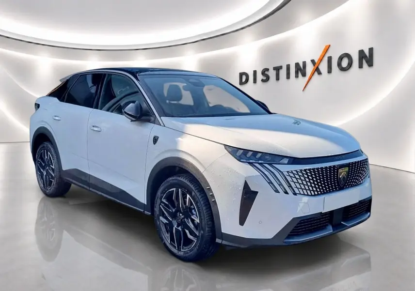 Peugeot 3008 hybride blanc toit noir en 3/4 avant droit, avec calandre distinctive et jantes alu noires.