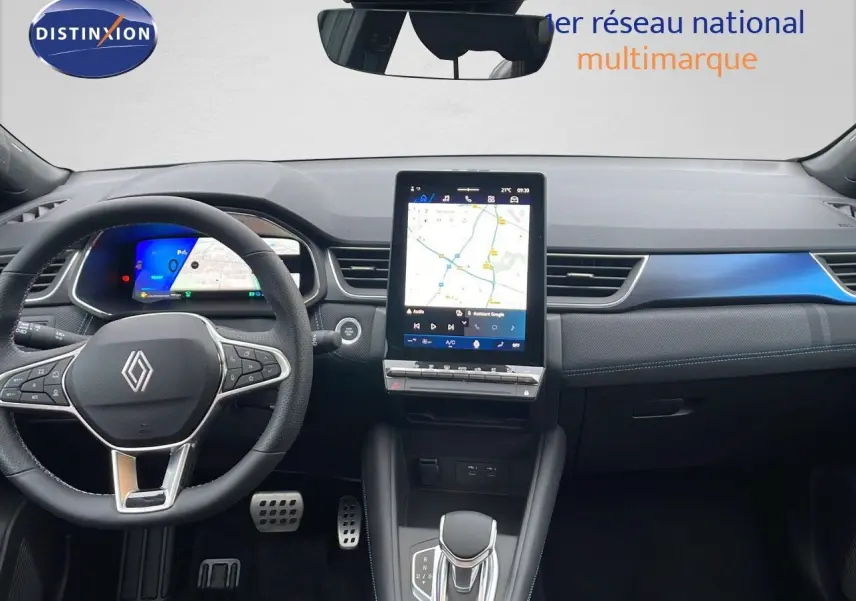 Tableau de bord et volant noir de la Renault SYMBIOZ 2025 avec écran tactile central affichant une carte.