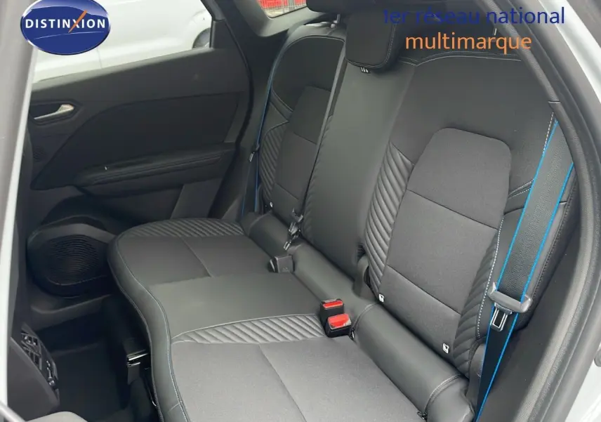 Vue intérieure sur les sièges arrière noirs avec surpiqûres bleues du Renault Symbioz gris Rafale Metal 2025.