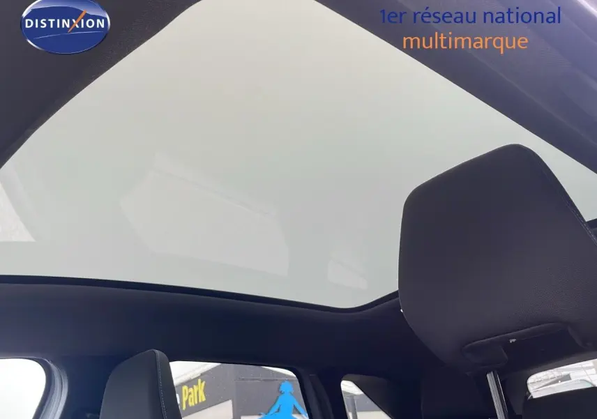 Toit panoramique en verre du Renault Symbioz gris rafale métal vu de l'intérieur arrière côté droit