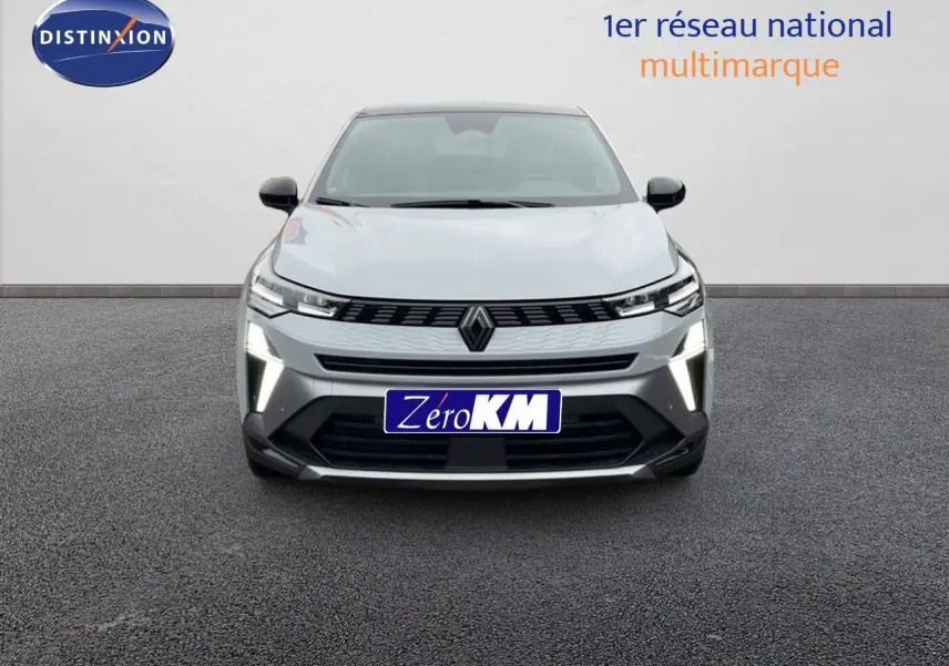 Vue frontale du Renault Symbioz gris rafale métal 2025 avec feux LED allumés et calandre noire distinctive.