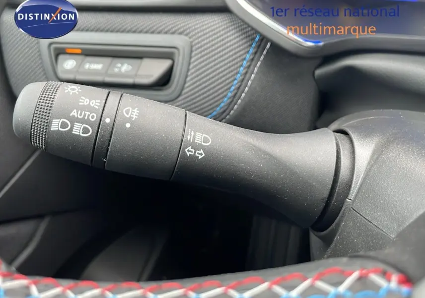 Gros plan sur la commande des phares et clignotants dans l'habitacle gris du Renault Symbioz 2025.